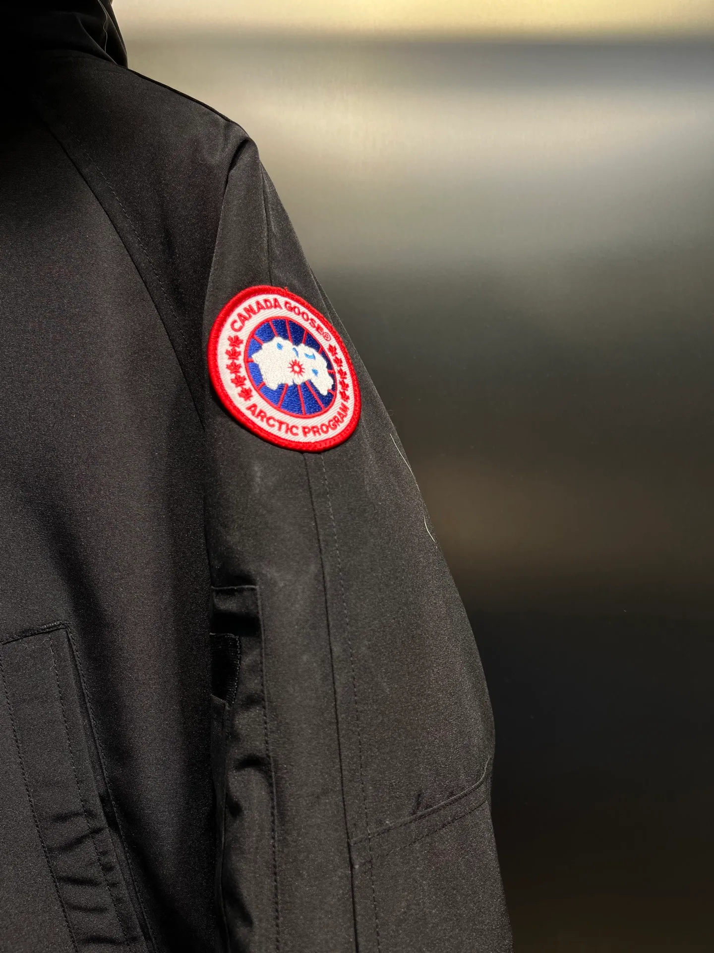P720 high-end version black (new version of Big Goose 01) Canada Goose Canada Goose #Chilliwack 7999M bomber jacket short down jacket/01 model #Men and Women Same Style# ➖ Genuine synchronous anti-counterfeiting chip sensor! ➖ Imported 21S polyester-cotton blended original fabric [last year’s 16S/18S hard fabrics have been completely eliminated, this year all use 21S genuine synchronous fabrics, the soft mid-strap feels delicate and textured], genuine synchronous Feather-Light 10D waterproof coating fabric, made of 84.5 polyester fiber and 15.5 cotton, 100% the best feel in the entire network! ➖ The genuine official website is synchronized with the national standard 80 white duck down, you can check the official website customer service, there will never be a series of misleading claims such as 90 down or goose down! ➖ Using the best nylon lining with double double-layer sealing design, velvet-proof No. 7 needle + grid-filled down ready-made garments, there is 100% no so-called velvet running! ➖ The cuffs are designed with thickened seamless threads, and the collar and pockets are lined with top-quality polar fleece to keep you warm and comfortable! ➖ Yoshida YKK provides original custom-made electroplated sliders. YKK two-way lockable zippers are tight and smooth and will not peel off paint! ➖ 3M composite guarantees that the Velcro is the same as the original, durable, and all accessories and hardware are custom-made! ➖ Imported BEHRINGER embroidery machine to customize the 10,000-needle embroidery logo, 98% of which can be reproduced to restore the original logo. You can check and compare on the official website! ➖ The fur collars are all made of large pieces of Western Canadian blue wolf hide, ensuring that each fur collar is 13-15cm wide!   Size:XS-XXL